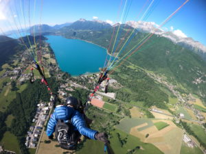 Parapente biplace au-dessus du lac d'Annecy : une expérience enivrante