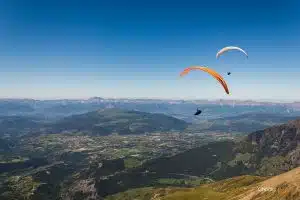 Parapente biplace avec vue sur le lac d'Annecy : une aventure inoubliable