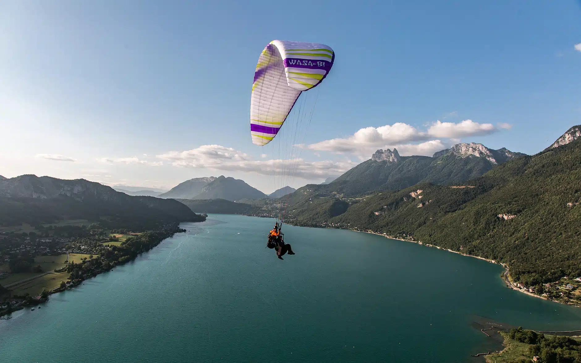 Parapente au-dessus du lac d'Annecy : une vue panoramique à couper le souffle