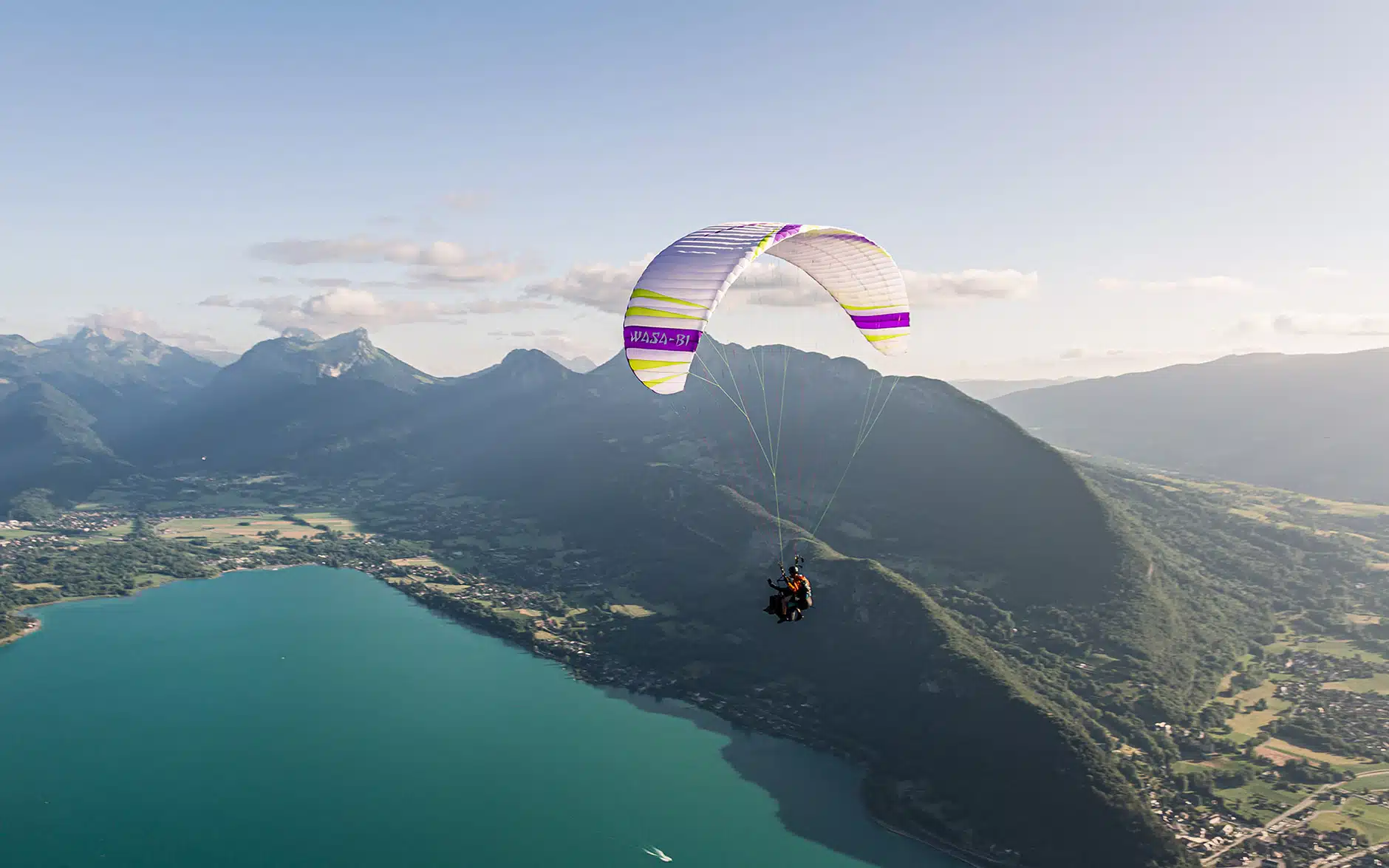 Parapente biplace survolant le magnifique lac d'Annecy