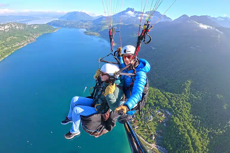 Parapente sur le lac d'Annecy, vue aérienne spectaculaire sur les Alpes et le lac