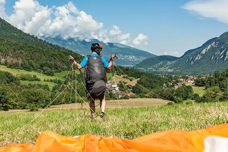 Apprentissage du parapente au-dessus du Lac d'Annecy avec des moniteurs certifiés.