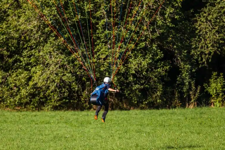 Élèves de parapente s'exerçant à l'atterrissage lors d'un stage de formation.