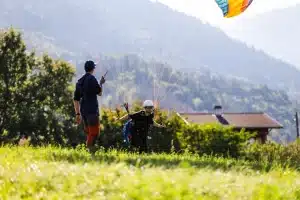 Apprenez à voler en parapente avec des stages d'initiation progressifs et sécurisés, encadrés par des moniteurs certifiés sur des sites naturels exceptionnels.