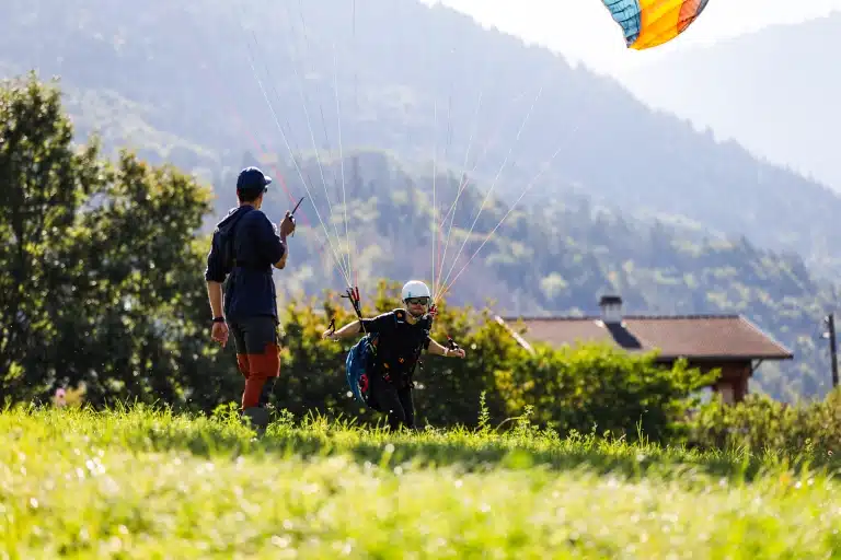 Apprenez à voler en parapente avec des stages d'initiation progressifs et sécurisés, encadrés par des moniteurs certifiés sur des sites naturels exceptionnels.