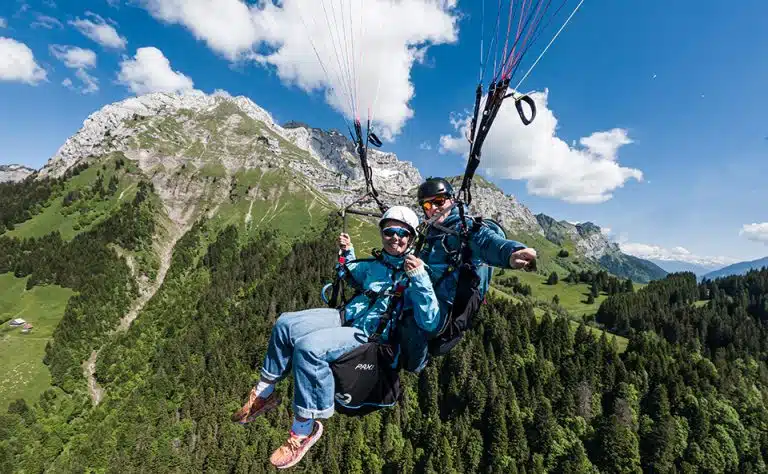 Décollage en parapente au col de la Forclaz, surplombant le lac d’Annecy dans un cadre naturel exceptionnel.