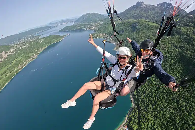 Un vol tandem en parapente au-dessus du lac d’Annecy, offrant une vue imprenable sur les montagnes et une expérience unique adaptée à tous les budgets.