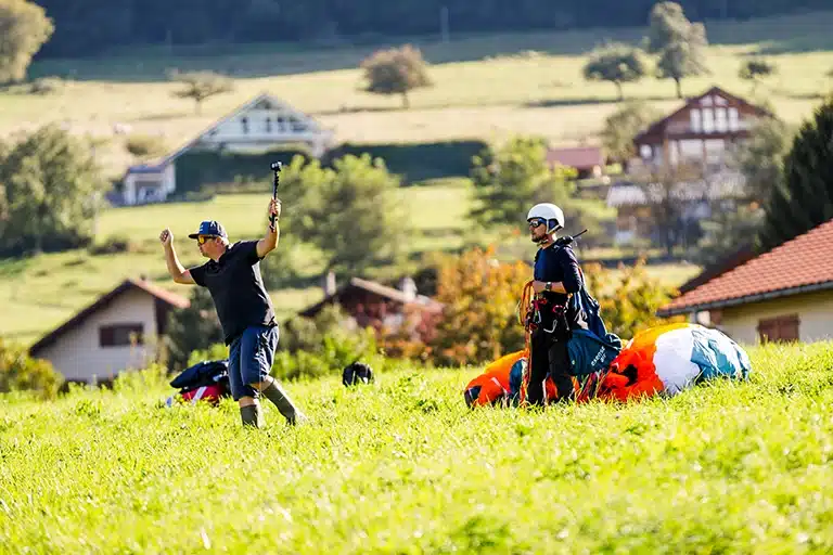 Guide du débutant pour progresser lors d’un stage de parapente à Annecy, perfectionnant ses techniques de vol au-dessus du lac et des montagnes.
