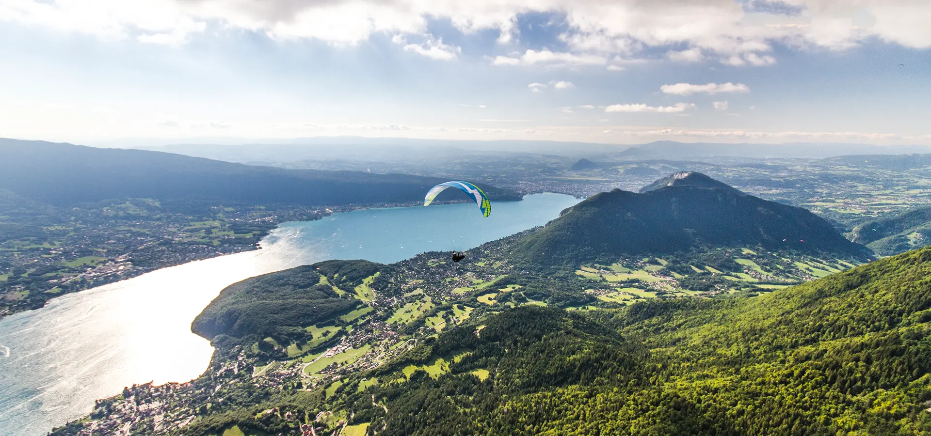 Guillaume et Alexis Nicollet, moniteurs Aerodream, expliquant la lecture des cumulus et des déclencheurs thermiques au décollage.