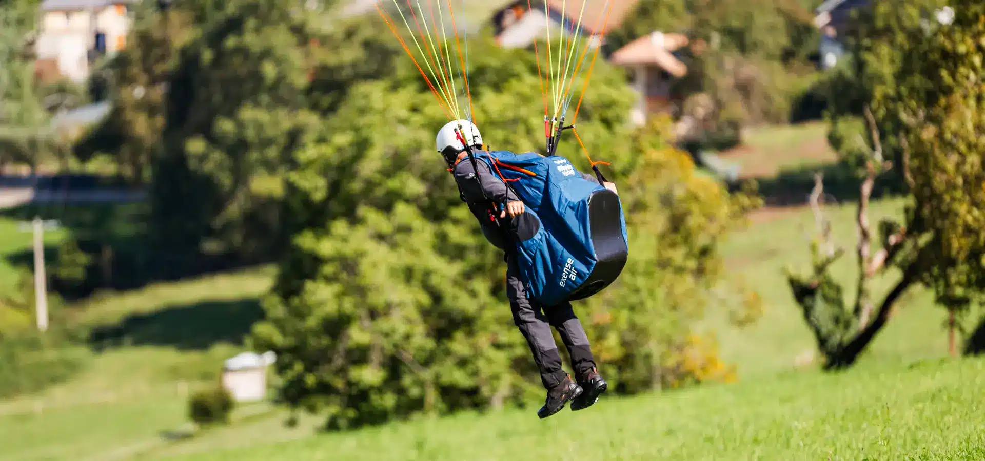 Séance de cours théorique sur la mécanique de vol et le parachute de secours dans l'école de parapente Aerodream.