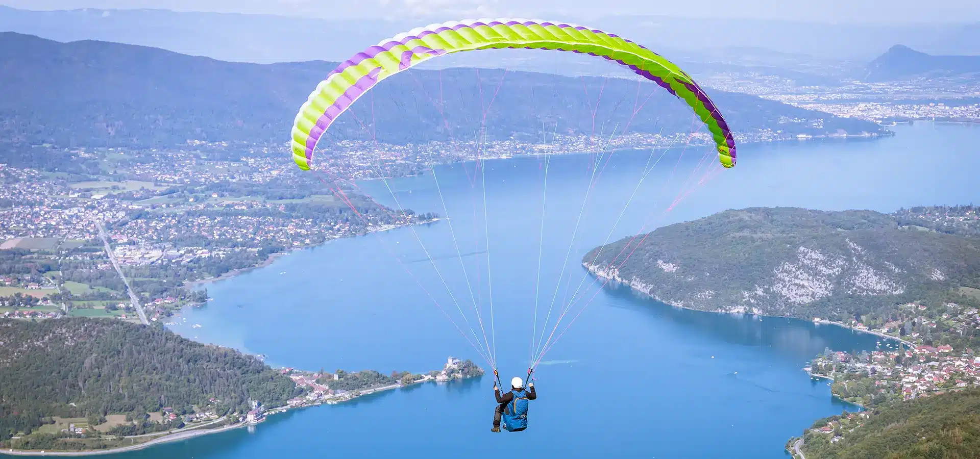 Élève réalisant son premier grand vol solo guidé par radio au-dessus du lac d'Annecy depuis le col de la Forclaz.