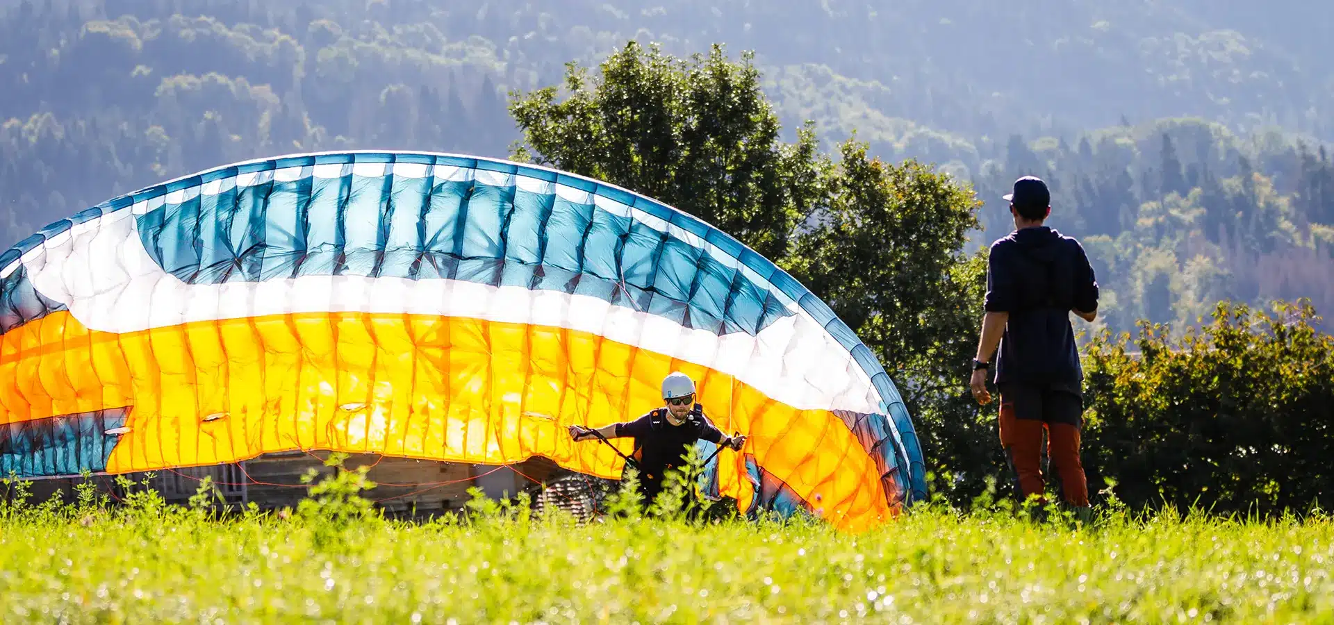 Apprentissage technique du gonflage de voile dos à la pente école avec l'école Aerodream à Annecy.