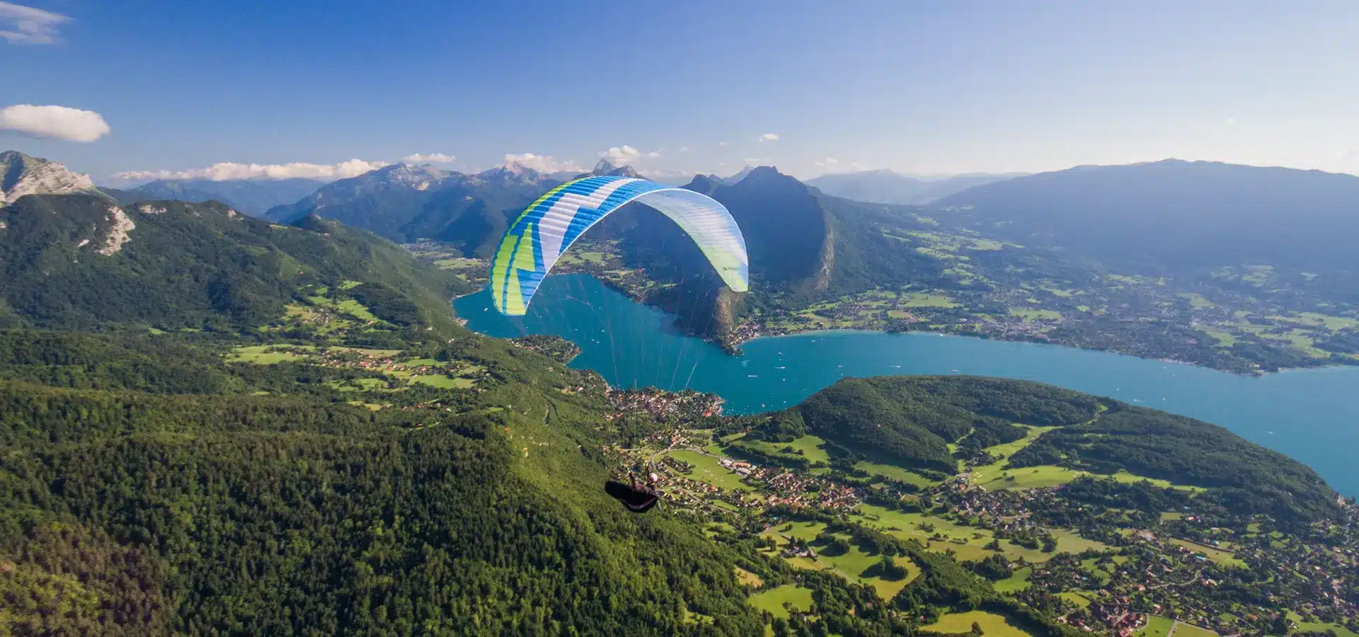 Pilote en stage thermique parapente à Annecy effectuant une spirale dans une ascendance au-dessus du lac.