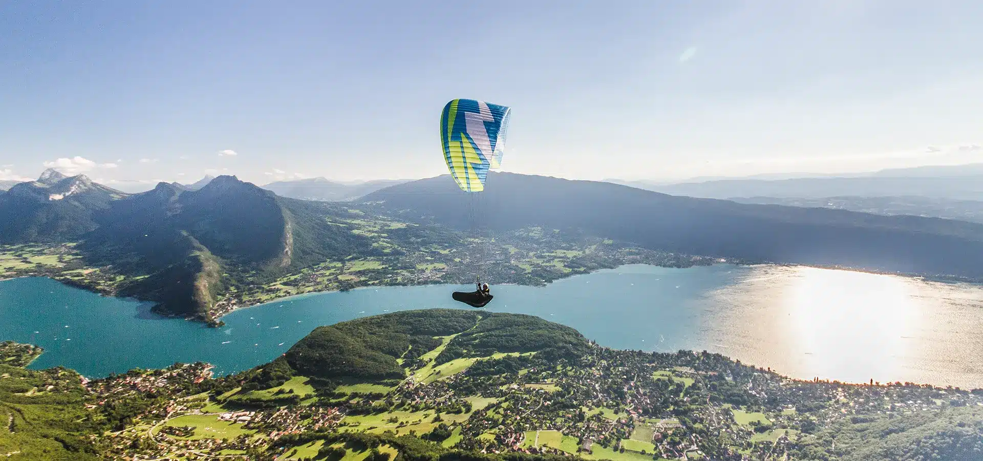 Parapente en vol de proximité sur les crêtes des Aravis durant un stage de perfectionnement thermique avec l'école Aerodream.