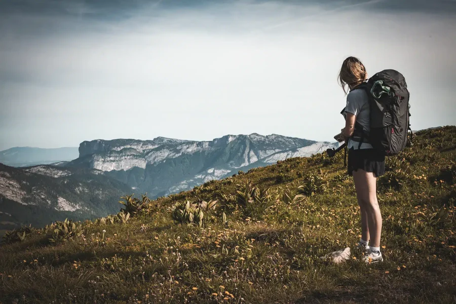 Marche en montagne avec vue sur le Parmelan lors d’un stage parapente hike and fly.